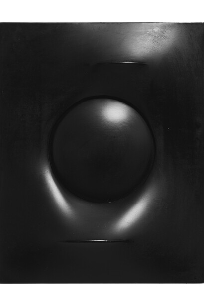 Agostino Bonalumi, Nero, 1968, shaped Ciré, 62 x 49 cm, Courtesy Archivio Bonalumi and Mazzoleni London