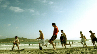 CVA es un eufónico acrónimo que, en el ocurrente lenguaje de mis años mozos, usábase para decir Y yo ¿Cómo Voy Ahí? Jóvenes jugando un partido de fútbol en una playa de Totoralillo, cerca de La Serena, Chile