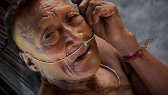 Raya, un anciano nahua. Más de la mitad de su pueblo fue aniquilado tras la apertura de su tierra a la exploración petrolífera. Fotografia © Johan Wildhagen/Survival International  