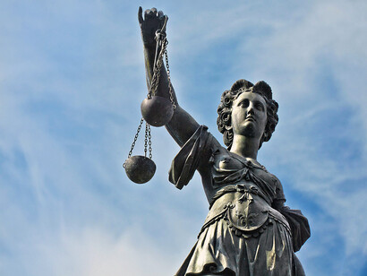 Estatua de la Justicia frente al Römer en Fráncfort del Meno, (Alemania)