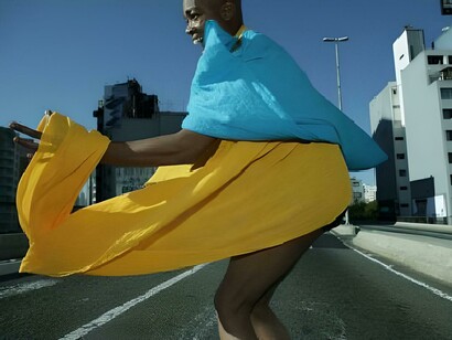 Os Parangolés são vestes ou capas feitas de variados materiais e cores que se revelam apenas quando são vestidos e movimentados pelo espectador, preferencialmente através da dança