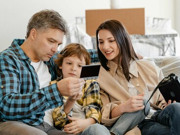 Inteligência cognitiva e sabedoria emocional transformadas em competência podem ajudar muito nas transições da humanidade, mesmo que tenhamos poucas informações ainda, para criar um modelo ou repertório. As narrativas ainda são apelativas e abundantes, porém menos acertadas. Ainda é um tempo de perguntas internas, sem qualquer possibilidade de respostas que nos resolvam. Quando elas chegarem, certamente estaremos diante de novas transformações, entretanto, viver cada processo entendendo onde ele te levará e muitas vezes pegar as rédeas da vida, pode ser um bom começo para tanta coação e submissão
