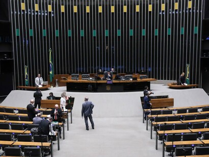 O Plenário da Câmara dos Deputados reúne parlamentares e participantes durante uma sessão, em uma perspectiva que revela a dimensão do espaço legislativo. A atuação do Congresso integra a arquitetura institucional por meio da qual recursos públicos são direcionados para diferentes demandas da sociedade