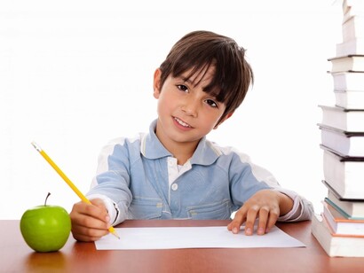 Un niño haciendo los deberes