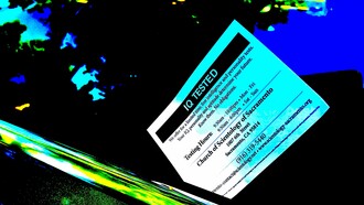 Anuncio colocado en la ventanilla de un coche ofreciendo la posibilidad de realizar el test OCA 