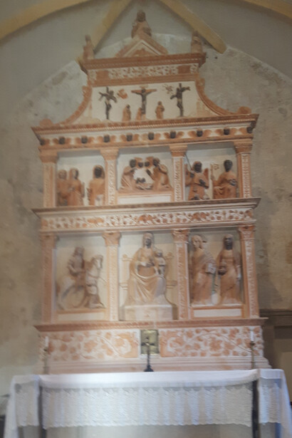 L'altare della chiesa di Clauzetto