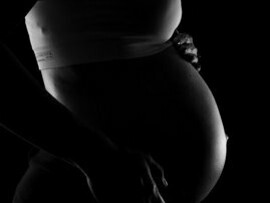 Mulher grávida. A maternidade foi a grande mudança estrutural, assumida como projeto, que a marcou para sempre, nas entranhas, no corpo e na alma