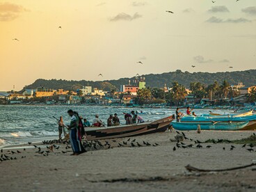 Pescadores na praia. Aventurava-me, ao cair da noite ou aos primeiros raios de sol, a levar a cana para o pontão e a tentar a minha sorte com algum peixe digno de refeição