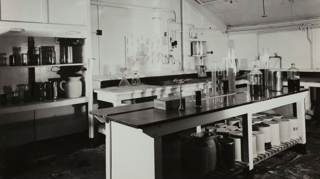 Là où Jacques Monod et son équipe explorèrent les mystères de l’opéron lactose, ce laboratoire désert des années 1950 garde les traces silencieuses d’une révolution dans la compréhension des protéines et de la régulation cellulaire