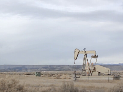 Um pumpjack extraindo petróleo