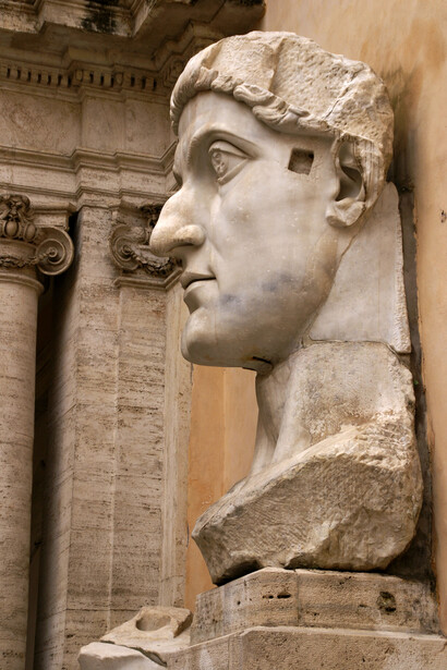 Kaiser Konstantin (306-337 n.Chr. Regierungszeit) ließ sich am Sterbebett vom Bischof Eusebius von Nikomedia taufen