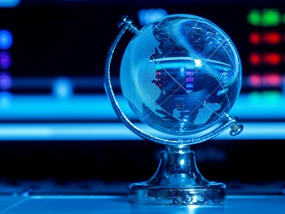 Globo de cristal com dados financeiros. A aplicação da Lei Magnitsky ocorre de forma extraterritorial: ou seja, atinge pessoas fora do território do país que aplica a lei. As medidas incluem: congelamento de bens e ativos nos países que adotam a legislação; proibição de entrada (visto negado ou revogado); isolamento financeiro internacional, já que sanções americanas, por exemplo, afetam bancos e transações globais