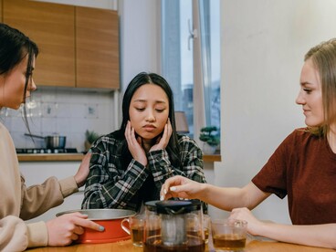 A escuta ativa não é apenas uma técnica de comunicação. É uma prática de presença e compaixão. É uma ponte para o entendimento em tempos de polarização. É uma ferramenta poderosa para gestores, professores, terapeutas, pais, amigos e qualquer pessoa que deseje relações mais saudáveis e verdadeiras

