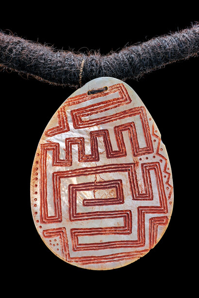 Nacre gravée riji, Australie-Occidentale, Kimberley, baie Beagle, péninsule de Dampier 
Nyulnyul. Fin du 19e siècle, premier quart du 20e siècle, Nacre, cheveux, fibres végétales, ocre, L 64 cm l 13,2 cm, Acquis d’Emile Clement en 1928. Photo: © MEG, J. Watts