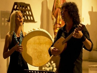 Simone Sorini e una musicista al tamburello