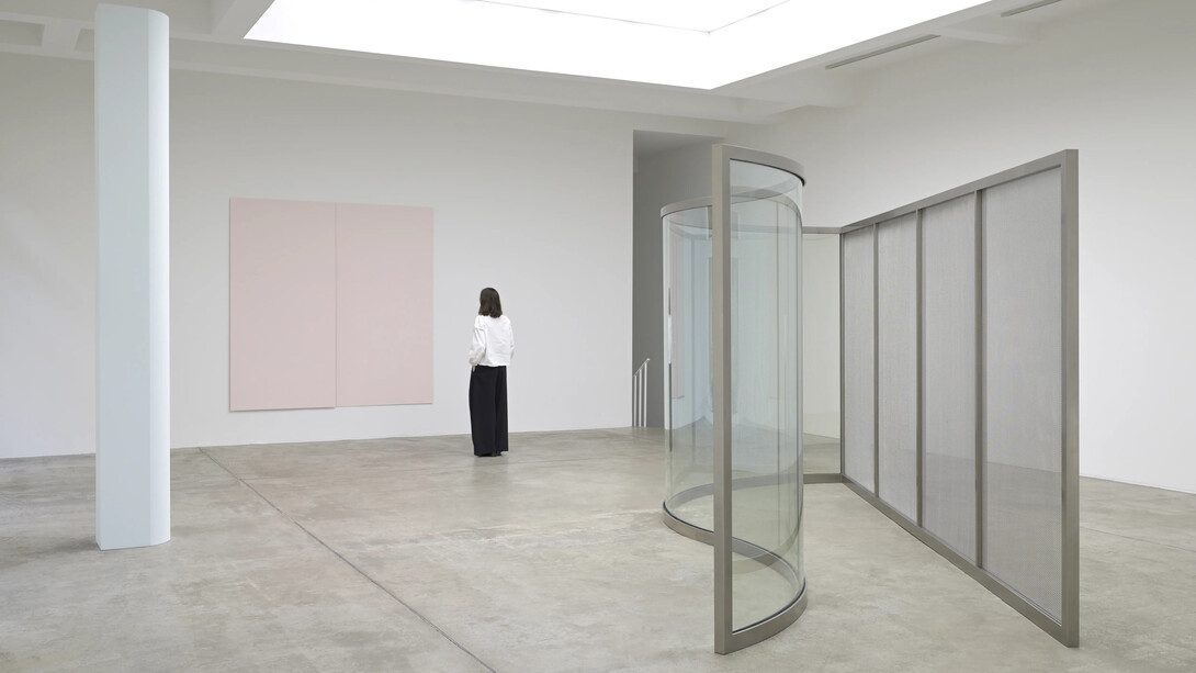 Ettore Spalletti and Dan Graham, exhibition view. Courtesy of Galerie Marian Goodman