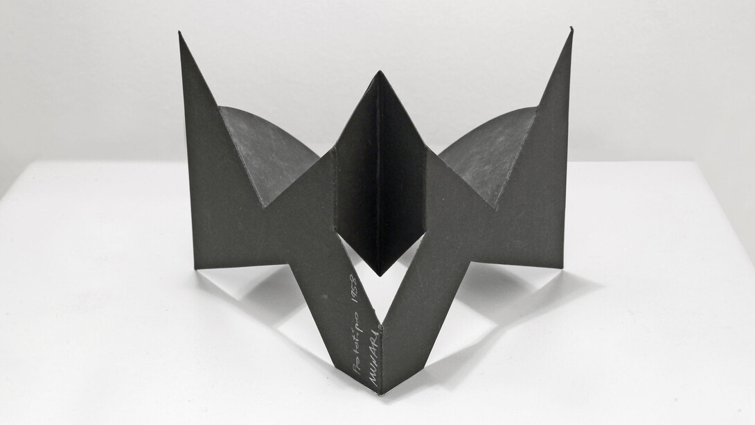 Bruno Munari, Scultura da viaggio, 1958, prototipo in cartoncino nero, 18,5x18,5x12 cm (esemplare unico)