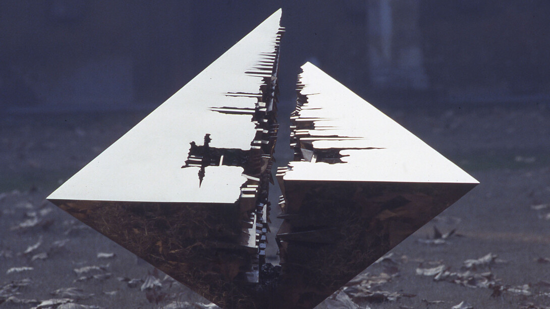 Arnaldo Pomodoro, Colpo d’ala, 1984  bronzo, 150 x 180 x 208 cm (foto Carlo Orsi). Courtesy of Palazzo Reale