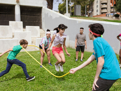 El presente nos puso piedras en el camino: su aspereza y su trino, su destino inconcluso…