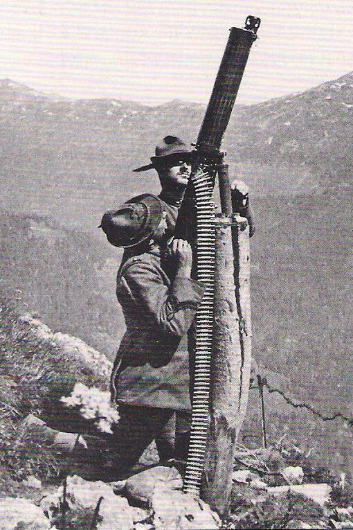 Mitragliatrice in posizione antiaerea