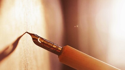 Não era premir uma tecla, nem assistir ao surgimento automático de uma letra perfeita, fria, impessoal, emitida por um ecrã retroiluminado. Era, antes, desenhar palavras antes mesmo de lhes dar significado. Criar formas com as mãos, transformar o silêncio em linhas. Era corpo. Era tempo. Era humano