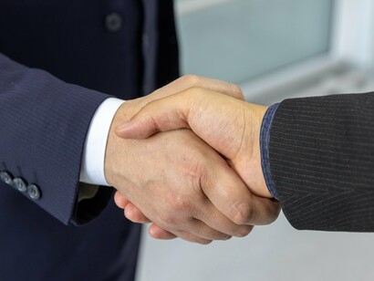 Dois profissionais selam uma parceria por meio de um aperto de mãos. A cooperação entre organizações e diferentes setores pode ampliar a capacidade de mobilização e execução de projetos de interesse social