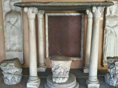 Quattro colonne sostengono una lastra di marmo ritenuta la misura dell’altezza di Cristo. Sul fondo una lastra di porfido forse proveniente dalla Basilica medioevale (foto Roberto Luciani)