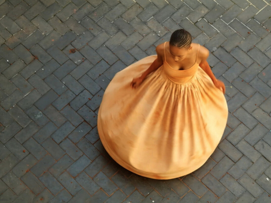 Bronwyn Katz, Grond Herinnering (Soil Memory), 2015. Still da video.Courtesy of Officine dell’Immagine 