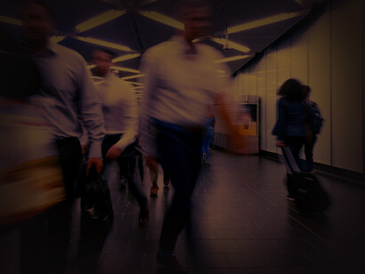 Gente caminando al ritmo frenético de la urbe durante la hora pico en la estación de metro de la Calle Fulton en Nueva York, EE.UU.