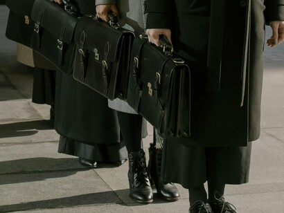 O presidente da Companhia vivia sempre pressionado pelo Governador e com prazos prementes a cumprir. Muito hábil e competente, usava uma interessante estratégia: marcava constantes visitas às obras, acompanhado de todo o staff, de modo a conferir no local, ao vivo, o real andamento. As visitas eram verdadeiros eventos, com pompa e circunstância, sempre envolvendo grande aparato de pessoas e recursos


