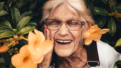 Mujer mayor sonriendo: el proceso de envejecimiento se puede disminuir con cambios en el estilo de vida