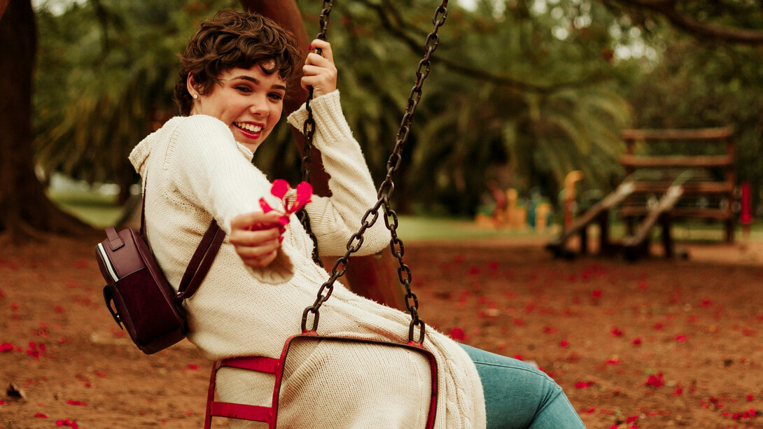 A espontaneidade é a essência do ser humano, carregada de curiosidade e liberdade. Em um mundo guiado pela inteligência artificial, a busca por um novo modelo de sociedade requer questionamentos profundos e uma nova construção social