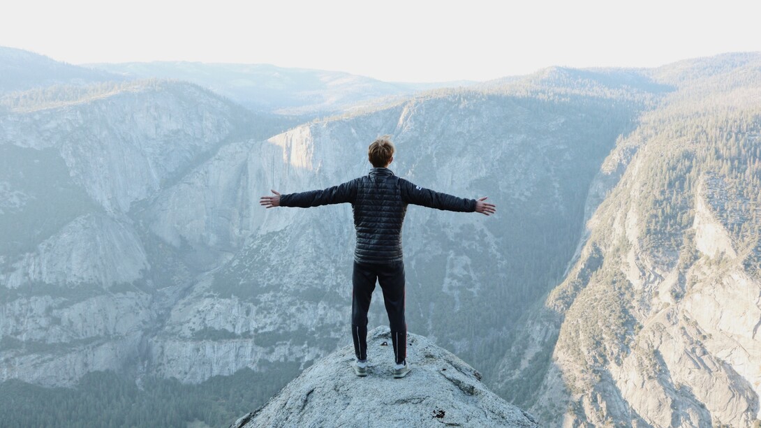 Uomo in cima ad una montagna. L’uomo trattiene, Madre Natura, che ricordiamo essere la nostra casa, aiuta anche in questo oltre a nutrirci, a curarci, a scaldarci, a proteggerci