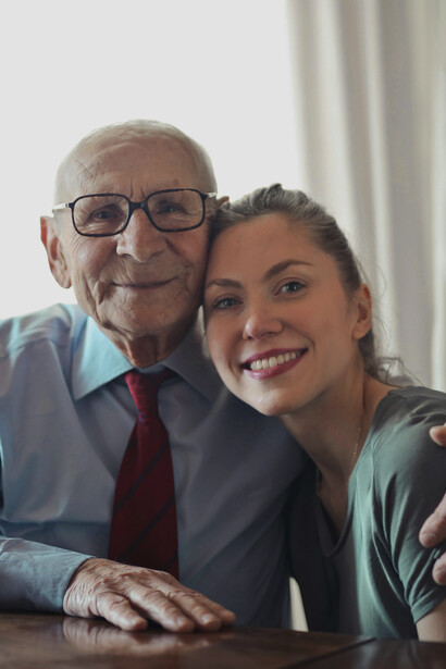 Neta com o seu avô em domingo em família