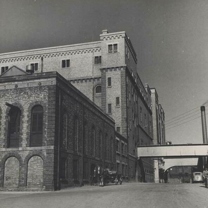 Vista externa da Robert Street Maltstore, St James's Gate Brewery, em Dublin, Irlanda, 1948