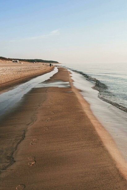 Orme sulla sabbia. Salvatore pulisce la spiaggia per tutti, diventando un esempio di generosità e rispetto per l'ambiente