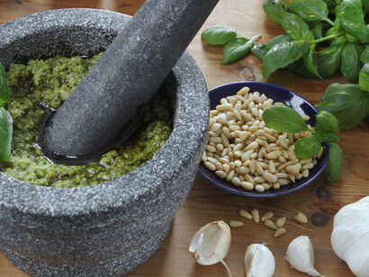 Preparazione del Pesto col mortaio