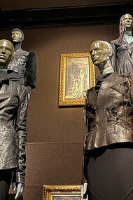 Photographie d'une partie de l'exposition "Rick Owens, Temple of Love", dans la partie "Hollywood and Inspirations",Palais Galiera, Paris, France, 2025