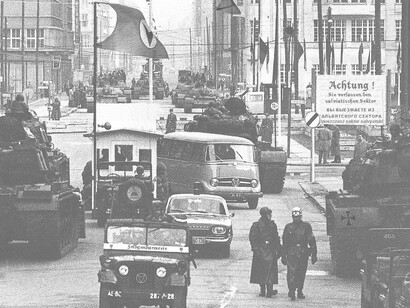 Punto de revisión militar en la República Democrática Alemana (RDA) durante la Guerra Fría