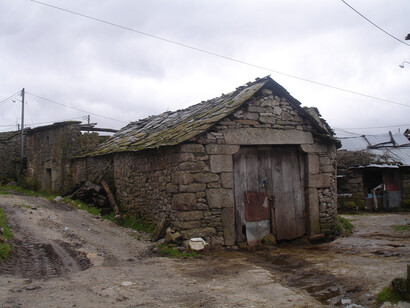 Palheiro com cobertura em lousa