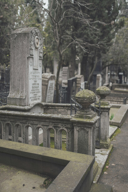 Fotografía de un cementerio occidental con caracteres religiosos representados en la tumba