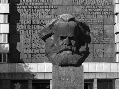 Ao analisar a liberdade em um Estado livre, Marx aborda os direitos humanos em sua forma autêntica, afirmando que estes consistem, por um lado, em direitos políticos. O conteúdo destes direitos políticos reside na participação na essência geral, na vida política da comunidade, na vida do Estado. Tais direitos se inserem na categoria de liberdade política e nos direitos civis, os quais, como Marx ressalta, não implicam de forma alguma a supressão absoluta e positiva da religião