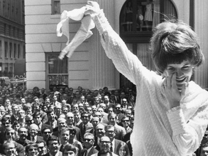 Años de reivindicación en las costumbres: una mujer se quita el sostén ante una multitud de hombres