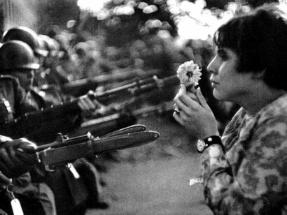 “Jeune fille à la fleur”, uno scatto del fotografo francese Marc Riboud, diventato icona della pace e dell’essenza delle idee che alla fine degli anni ’60 imperversavano tra i giovani europei e americani