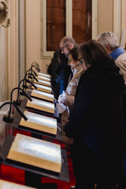 La cancellatura, lingua inconfondibile dell'arte di Emilio Isgrò, si manifesta come una filosofia alternativa alla visione contemporanea del mondo: parla più profondamente di quanto le parole possano esprimere (foto di Valentina Cafarotti e Federico Landi)