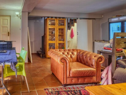 Sala de estar. Casas minimalistas não me interessam, suas cores apenas beges, sem flores no jarro, santo no altar e bolo no forno é quase como uma declaração do não uso, ou ainda o que é pior, uma forma de dizer ao outro ou ao mundo que se é mais orgânico, suave e empático a algum tipo de economia circular ou ambientalmente correta. Será mesmo? Tenho dúvidas