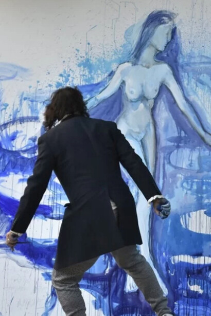 Igor Borozan durante la performance "Nel segno dell'acqua"