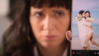 Envidiosa es una comedia argentina que reflexiona sobre las relaciones líquidas en la posmodernidad, siguiendo a Victoria "Vicky" Mori en su búsqueda desesperada por casarse antes de los 40