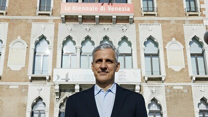 Adriano Pedrosa é o primeiro latino-americano a dirigir a Bienal de Veneza, trazendo uma perspectiva inclusiva com a exposição "Foreigners Everywhere", que celebra diversidade cultural, questões indígenas e arte queer