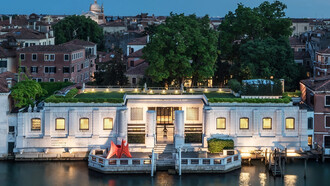 El Palacio Venier de los Leones es un palacio de Venecia , situado en el distrito de Dorsoduro y con vistas al Gran Canal
